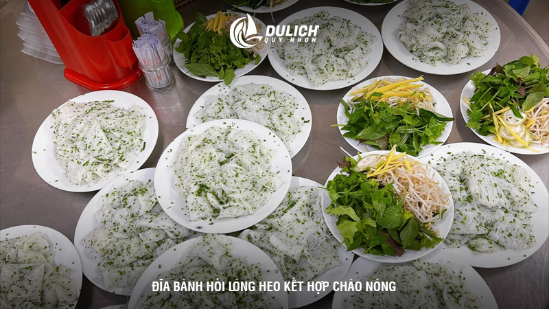 Đĩa bánh hỏi lòng heo kết hợp cháo nóng