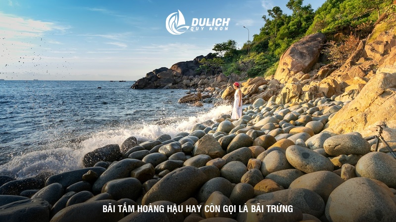 Bãi tắm Hoàng Hậu hay còn gọi là Bãi Trứng 