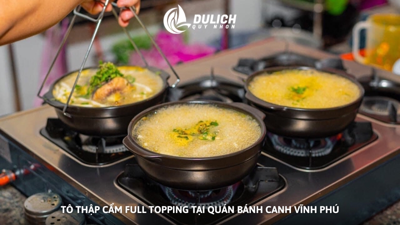 Tô thập cẩm full topping tại quán bánh canh Vĩnh Phú