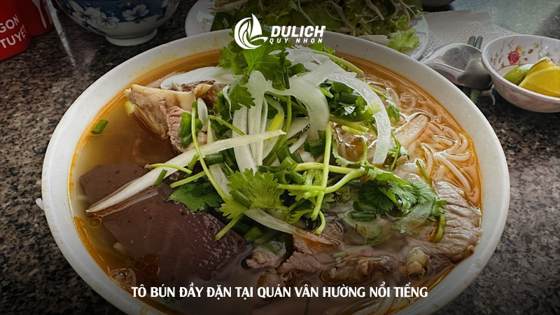 Tô bún đầy đặn tại quán Vân Hường nổi tiếng