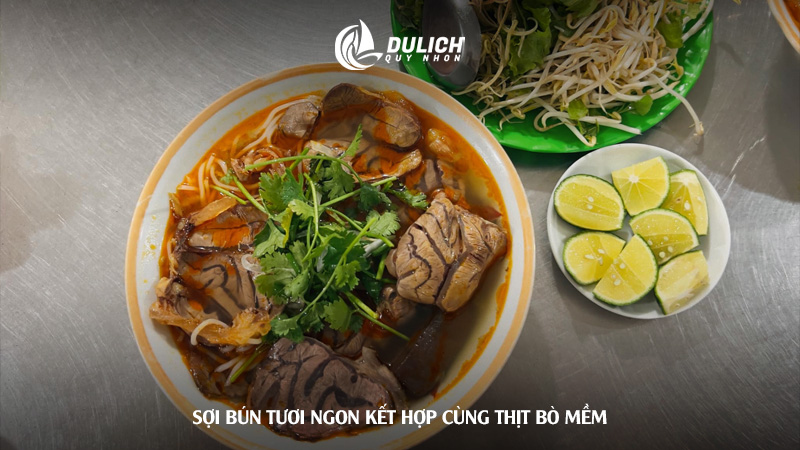 Sợi bún tươi ngon kết hợp cùng thịt bò mềm​​ 