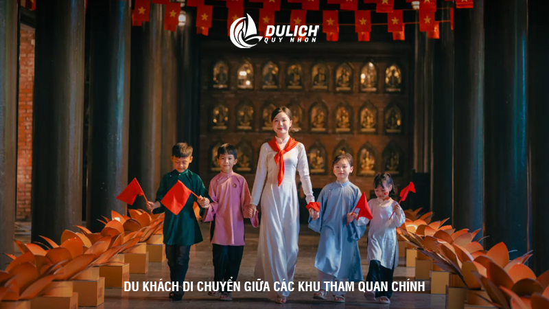 Du khách di chuyển giữa các khu tham quan chính