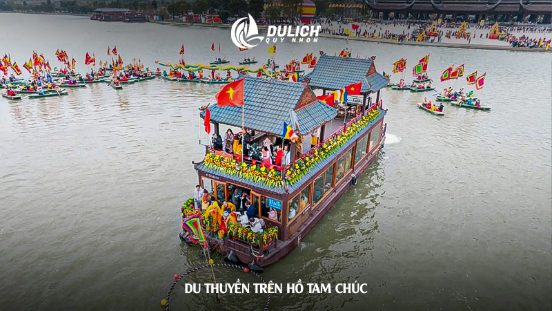 Du thuyền trên hồ Tam Chúc