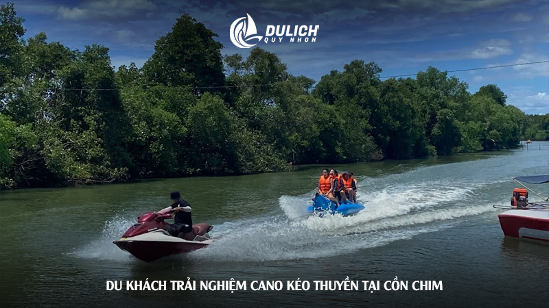 Du khách trải nghiệm cano kéo thuyền tại Cồn Chim