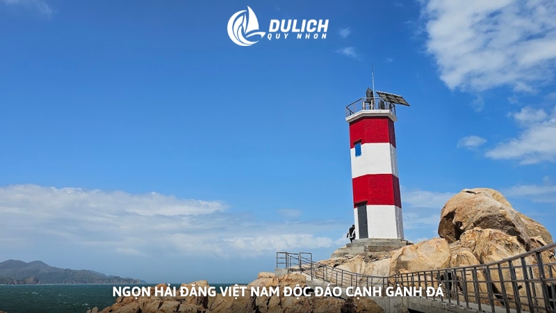 Ngọn hải đăng Việt Nam độc đáo cạnh gành đá