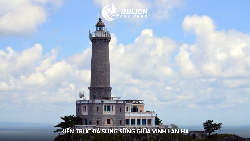 Kiến trúc đá sừng sững giữa vịnh Lan Hạ