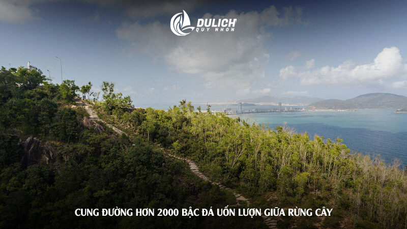 Cung đường hơn 2000 bậc đá uốn lượn giữa rừng cây 