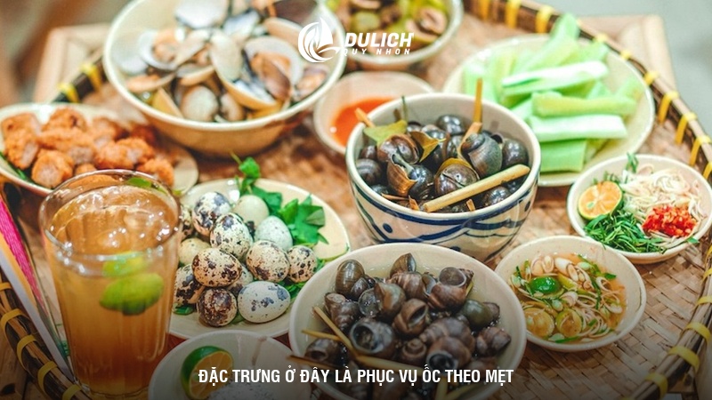 Đặc trưng ở đây là phục vụ ốc theo mẹt 