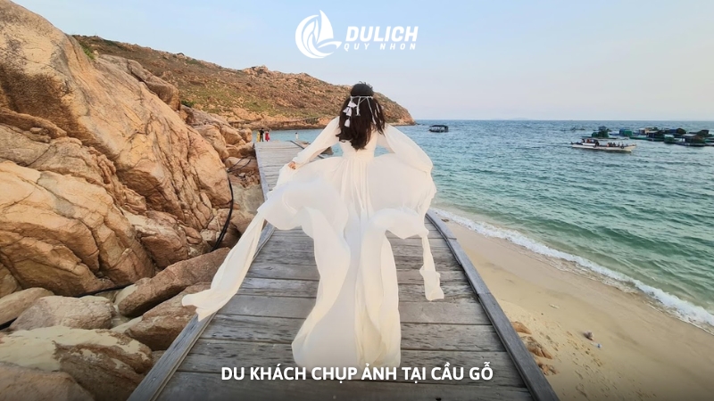 Du khách chụp ảnh tại cầu gỗ